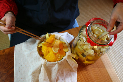 How to Make Yuzushu (Japanese Citrus Yuzu Liqueur) ゆず酒