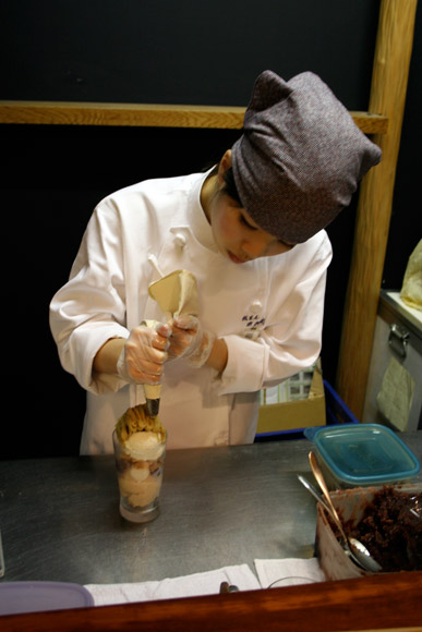 Kyoto Ice Cream: Gion Kinana - Kinako Ice Cream 京きなな 祇園本店